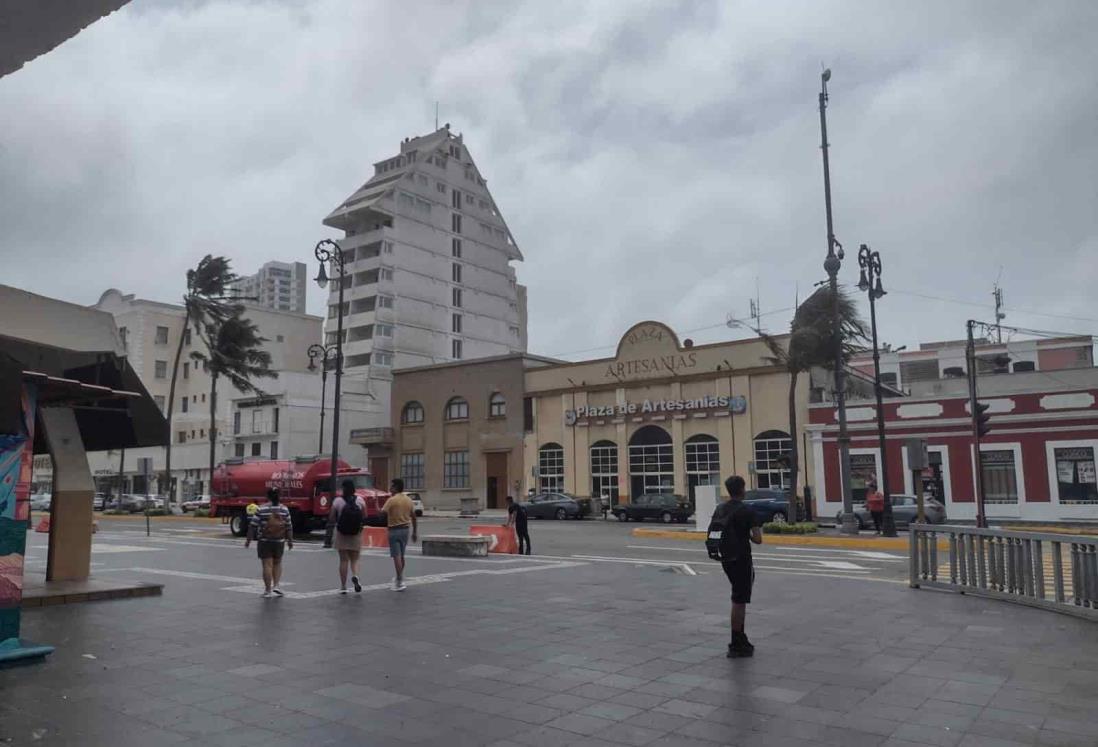 Pese a norte violento, turistas recorren la Macroplaza de Veracruz