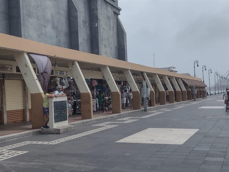 Pese a norte violento, turistas recorren la Macroplaza de Veracruz