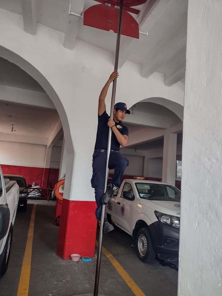 Eliel, soñó con ser bombero en Veracruz cuando un incendio le arrebató su casa de pequeño