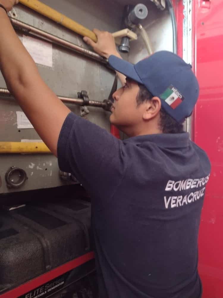 Eliel, soñó con ser bombero en Veracruz cuando un incendio le arrebató su casa de pequeño