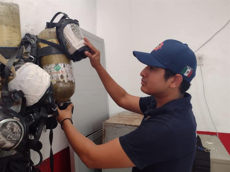 Eliel, soñó con ser bombero en Veracruz cuando un incendio le arrebató su casa de pequeño