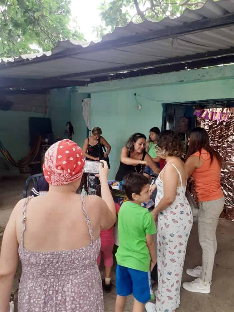 “Mechones de Esperanza” entrega juguetes a niños en Veracruz