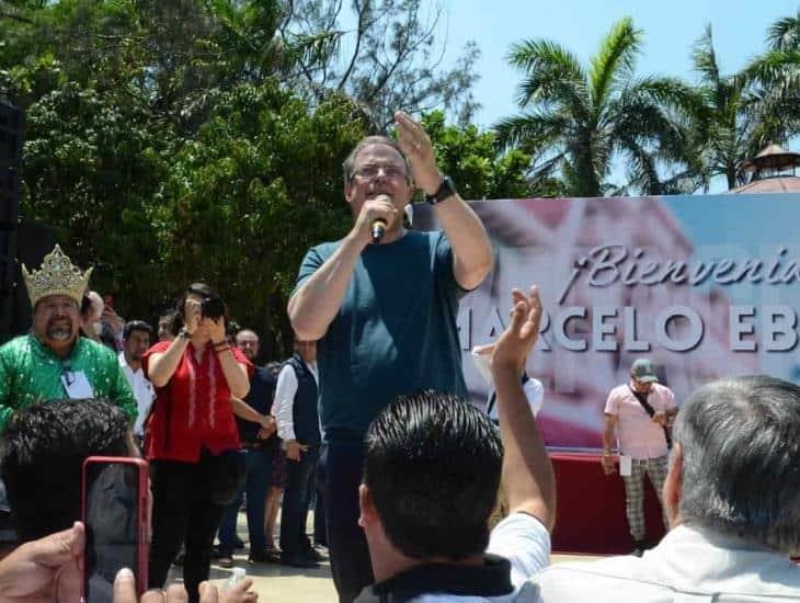 Con carnavalito, así recibieron a Marcelo Ebrard en Veracruz