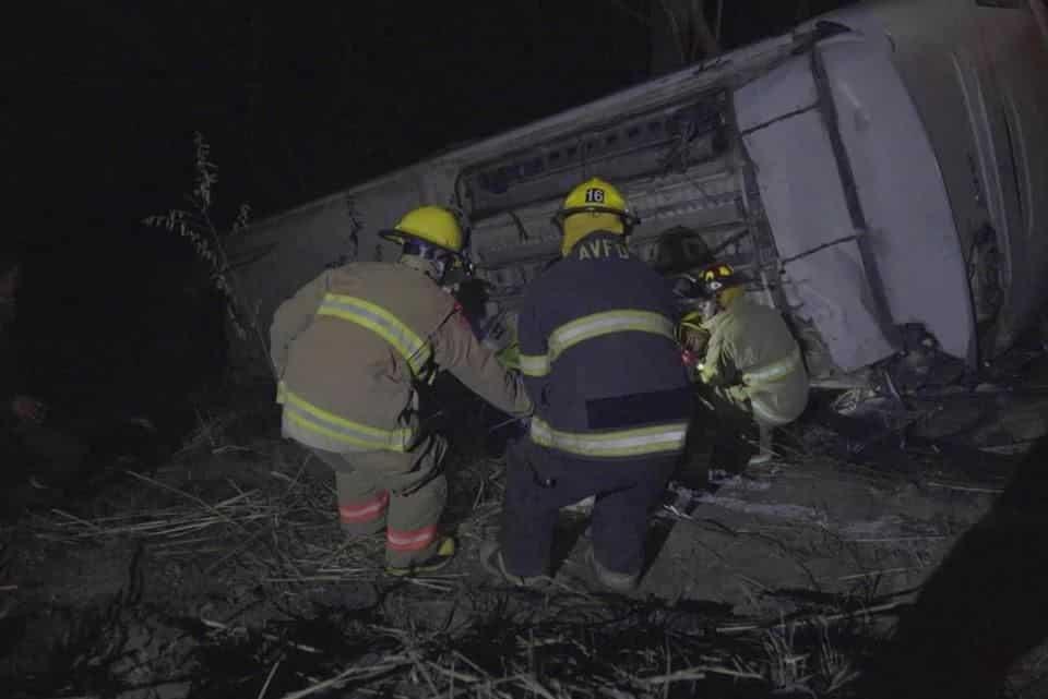 Cae a barranco autobús turístico en Nayarit; hay muertos y heridos