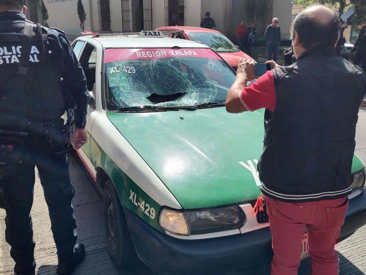 Estructura metálica cae sobre taxi en Xalapa