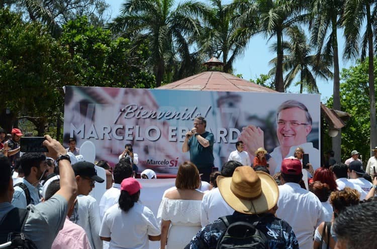 Reciben a Marcelo Ebrard con carnavalito en el parque Zamora, en Veracruz