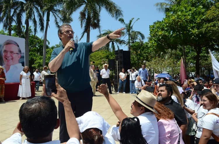 Reciben a Marcelo Ebrard con carnavalito en el parque Zamora, en Veracruz