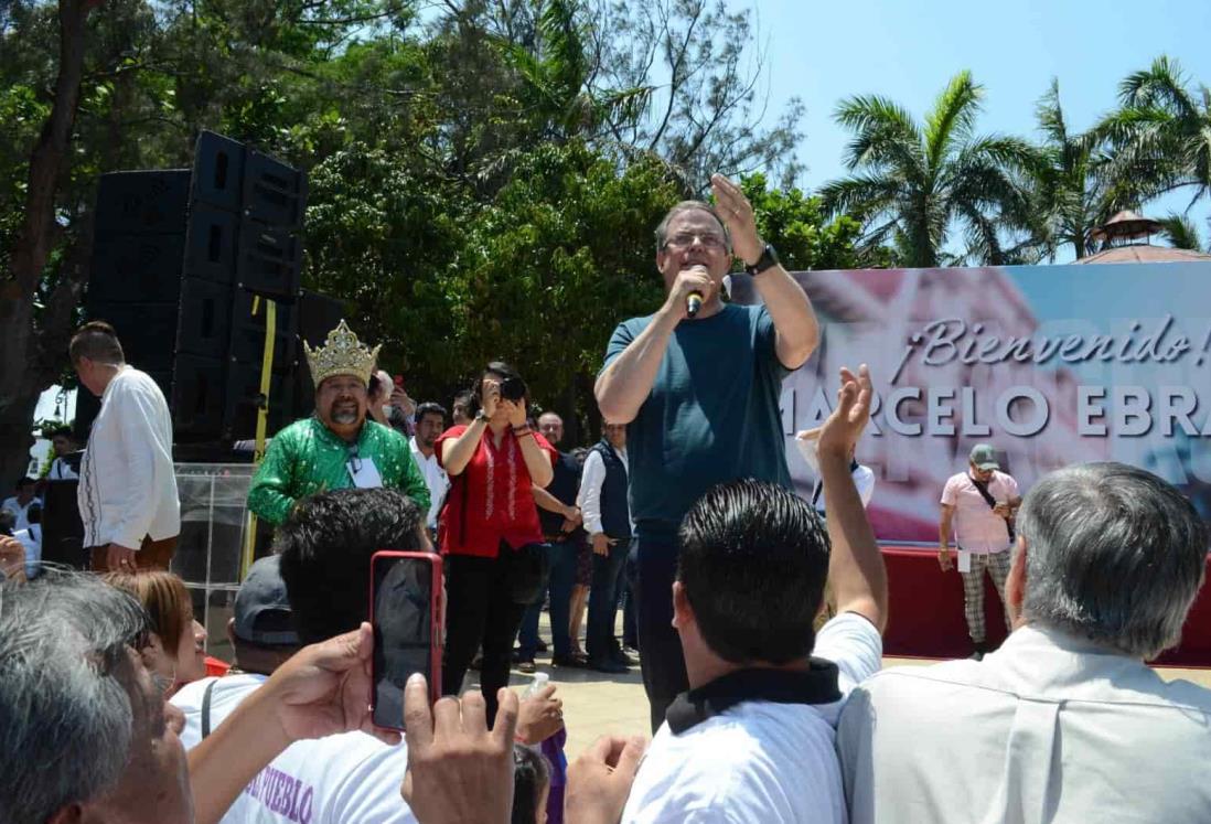 Reciben a Marcelo Ebrard con carnavalito en el parque Zamora, en Veracruz