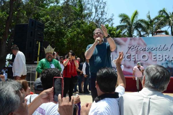 Con carnavalito, reciben a Marcelo Ebrard en Veracruz