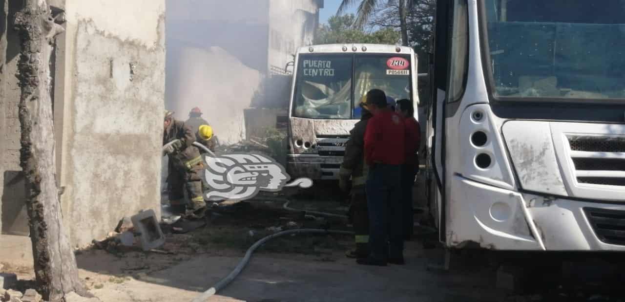 Se incendia taller de autobuses abandonado en Coatzacoalcos