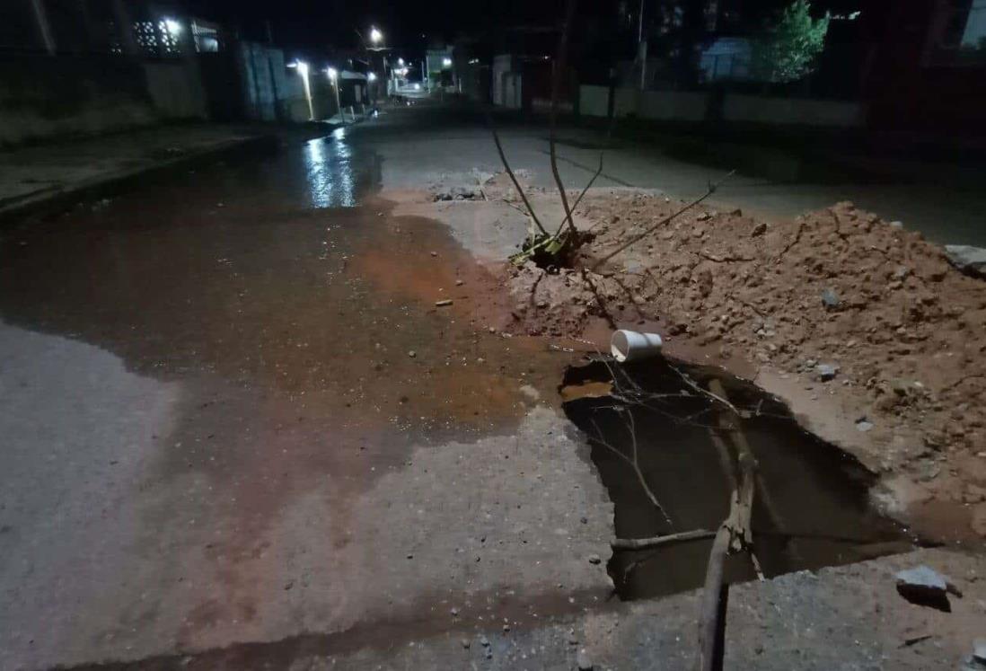 Reportan vecinos mega fuga de agua en Tres Valles