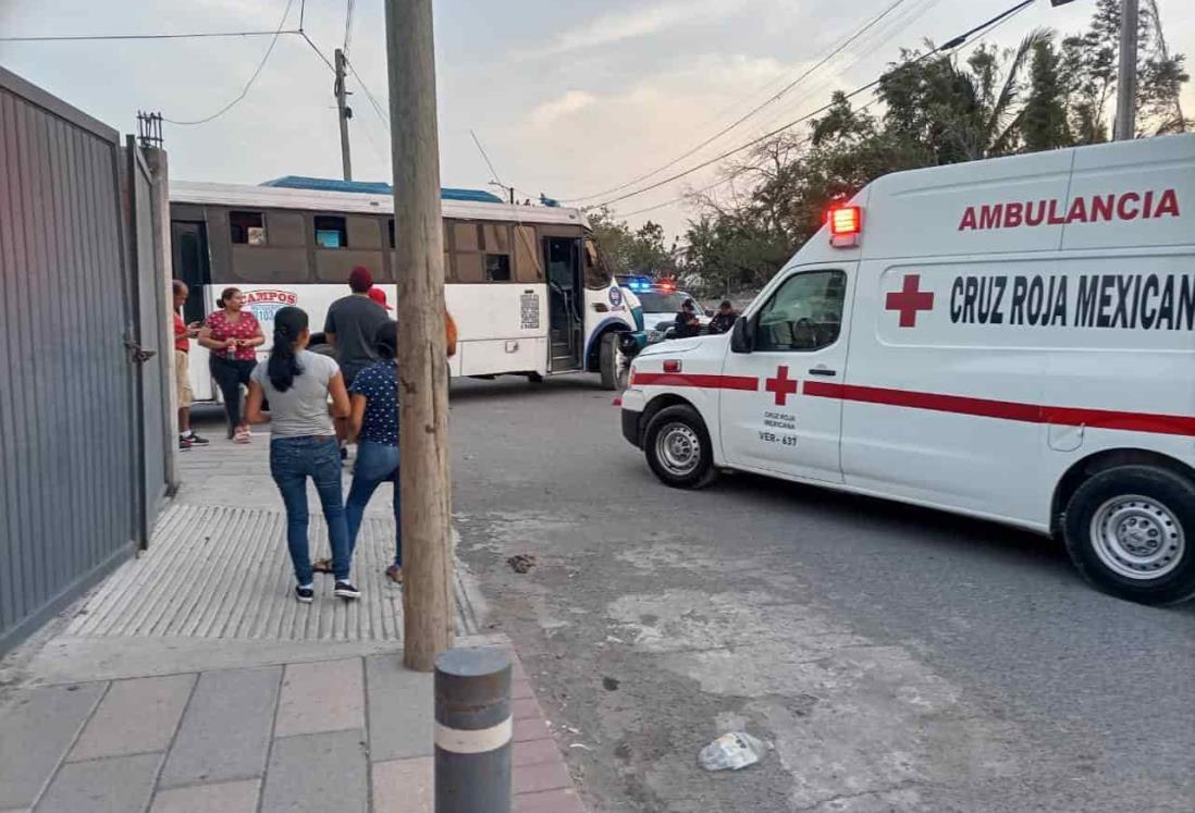 Camión urbano machuca pie a joven en Veracruz