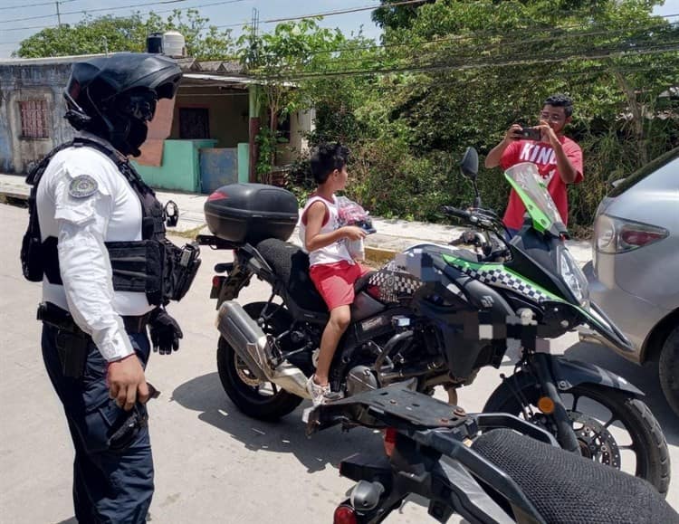 Policías viales llevan obsequios a pequeños en colonias de Coatzacoalcos