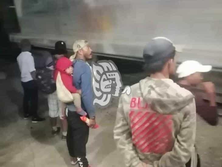 ¡Lo arriesgan todo! extranjeros cruzan en tren el sureste cargando a sus hijos