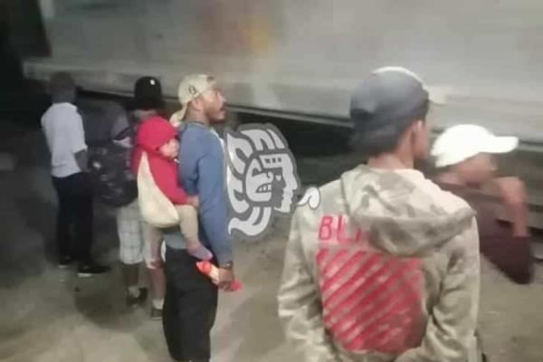 ¡Arriesgan su vida! Migrantes viajan en tren con sus hijos