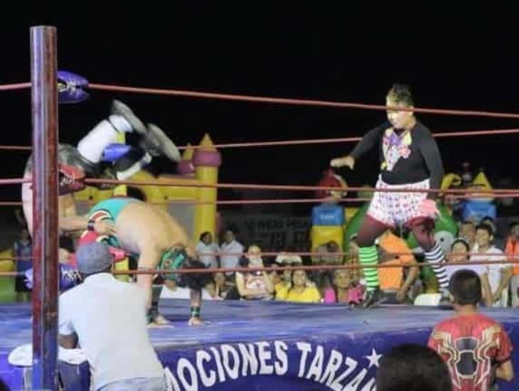 Regalos y lucha libre, así festejaron el Día del Niño en Cardel