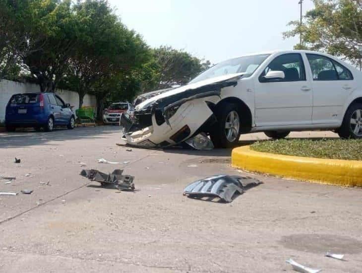 Millones de pesos en daños deja aparatoso choque en estacionamiento de supermercado