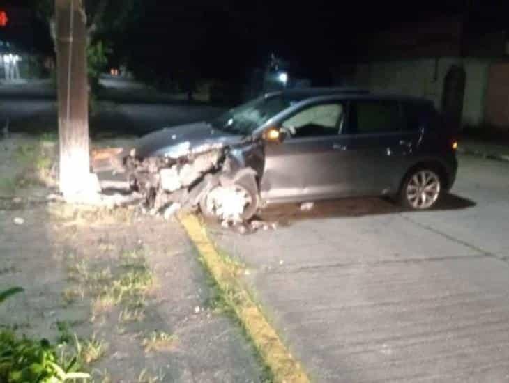 Abandona su automóvil tras chocarlo contra poste en Coatzacoalcos