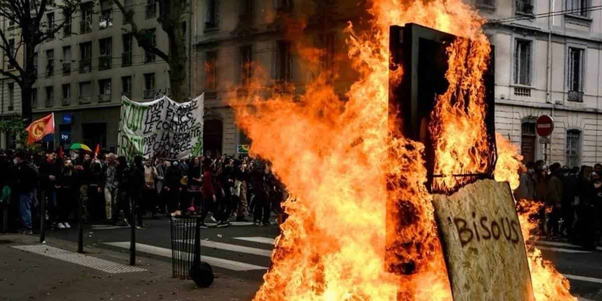 Marchas en Francia por el Dia del Trabajo terminan en enfrentamientos