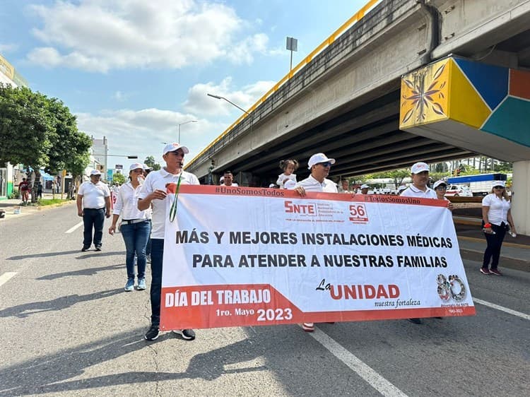 Miles de trabajadores desfilaron en Poza Rica