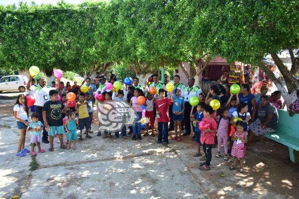 Tránsito del Estado regala sonrisas a niños y niñas en Acayucan