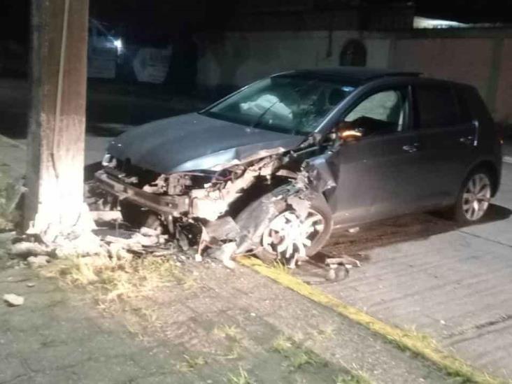 Abandona su automóvil tras chocarlo contra poste en Coatzacoalcos