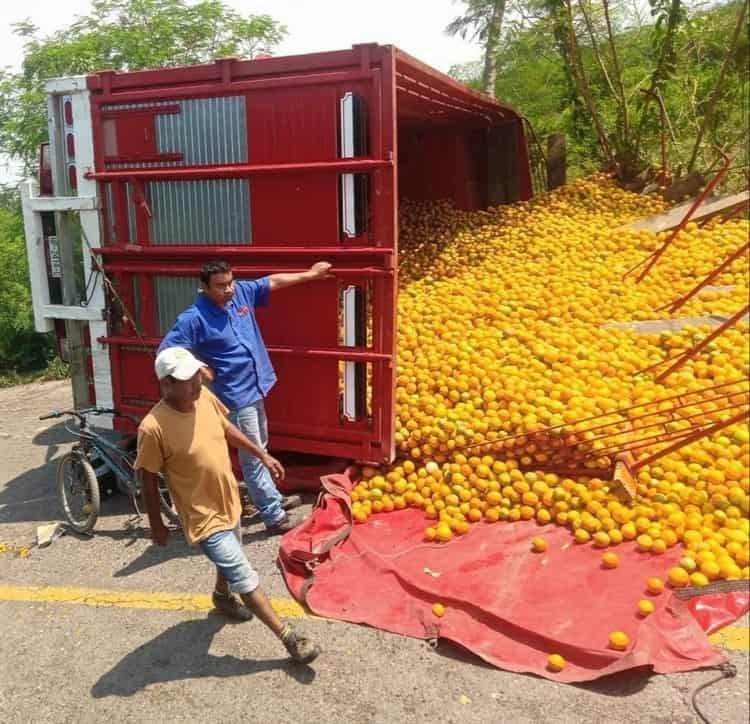 Un muerto y otro herido tras volcadura de camión cargado de naranjas en Álamo