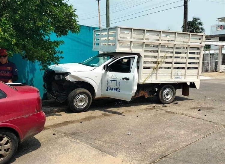 Automóvil y camioneta chocan en calles de Minatitlán; daños alcanzarían los 80 mil pesos