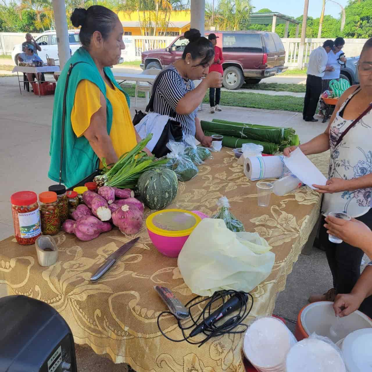 Más de 15 vendedores exponiendo su producto en el mercado campesino