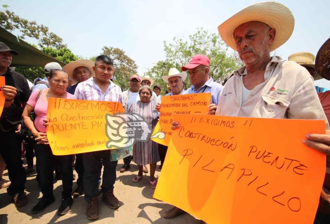 ¡Más de 24 horas cerrado El Yurivia! Pobladores en Tatahuicapan demandan construcción de puentes y caminos