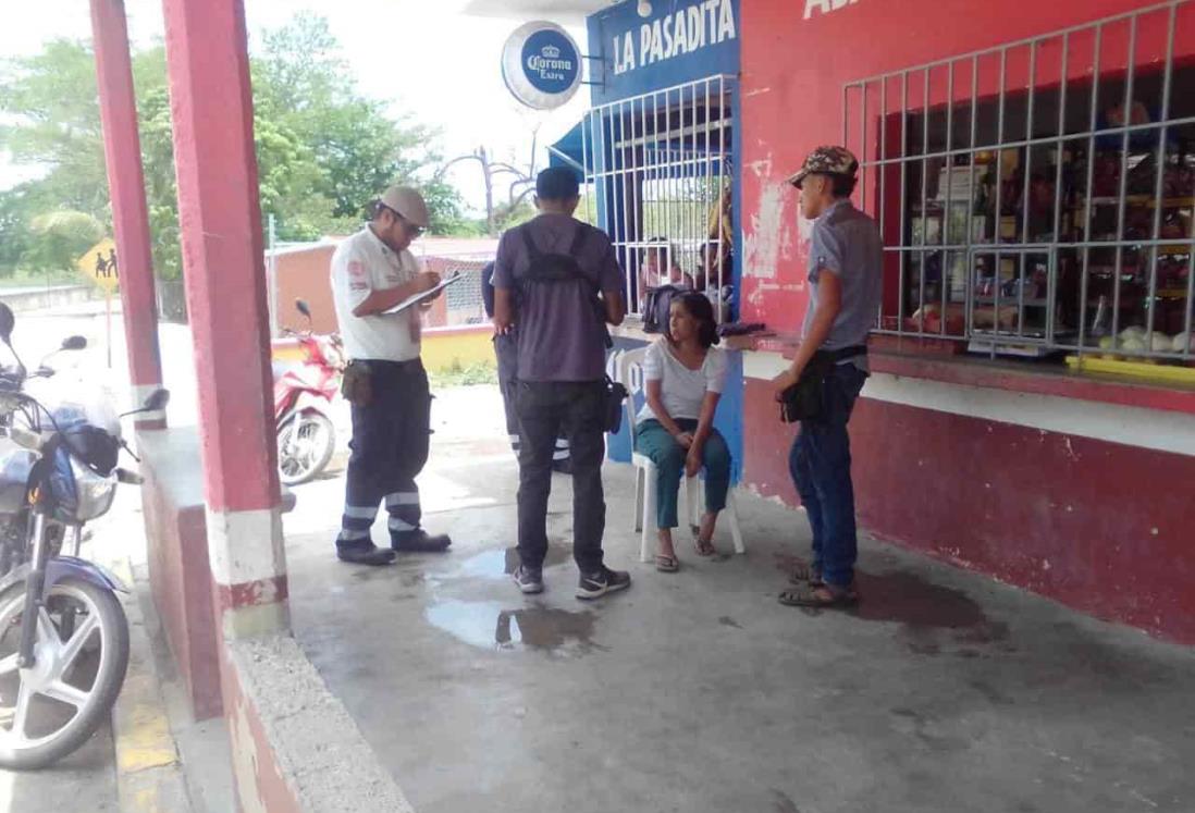 Mujer es auxiliada; cayó al piso y empezó a convulsionar en calles de Tierra Blanca