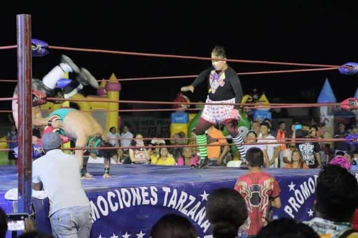 Festejan el Día del Niño con espectacular función de lucha libre en Cardel