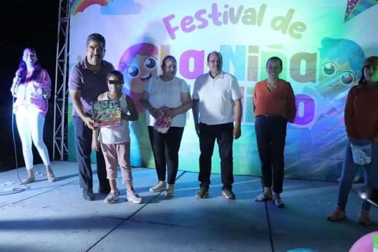 Regalos y lucha libre, así festejaron el Día del Niño en Cardel