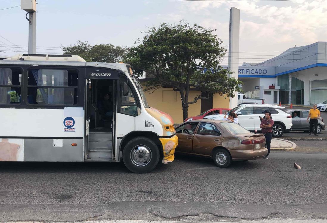 Camión urbano impacta a familia en fraccionamiento Costa Verde (+Video)