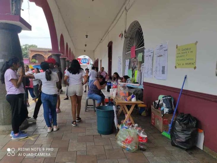 Pobladores mantienen tomado el palacio de Amatlán