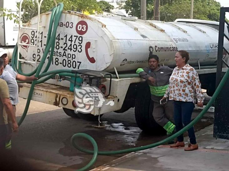 ¡Tandeo no es parejo! vecinos necesitados de agua ponchan pipa en Coatzacoalcos (+Video)