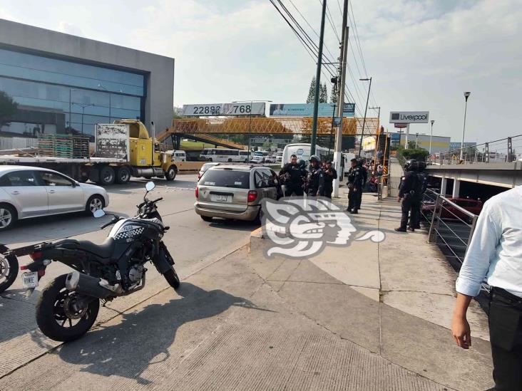 ¡Fue sorprendido! Descubren auto robo en centro comercial de Xalapa