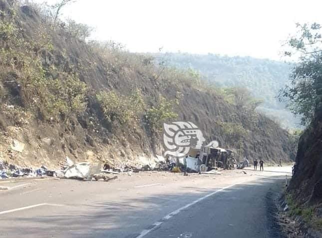 Vuelca tráiler en las Cumbres de Maltrata; hay un lesionado (+Video)