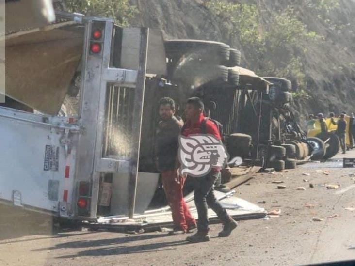 Vuelca tráiler en las Cumbres de Maltrata; hay un lesionado (+Video)