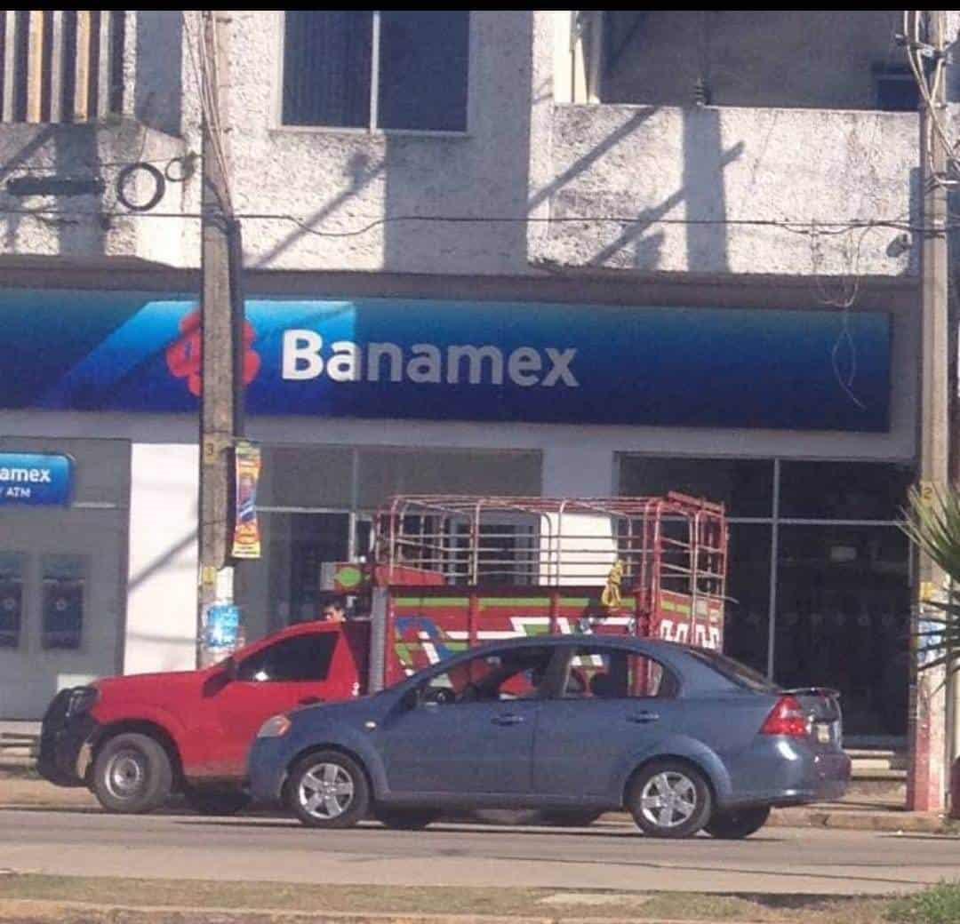 Intensa movilización por activación de alarma en banco de Minatitlán