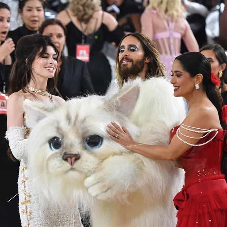 Deslumbra Salma Hayek en la MET Gala 2023