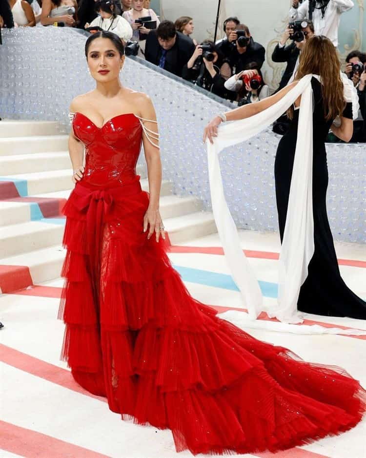 Deslumbra Salma Hayek en la MET Gala 2023