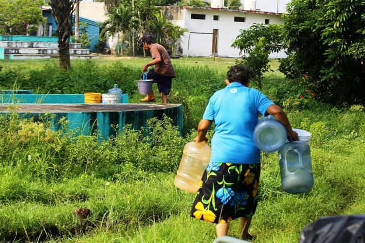 ¡Recrudece falta de agua! Familias de Coatzacoalcos se abastecen como pueden (+Vídeo)