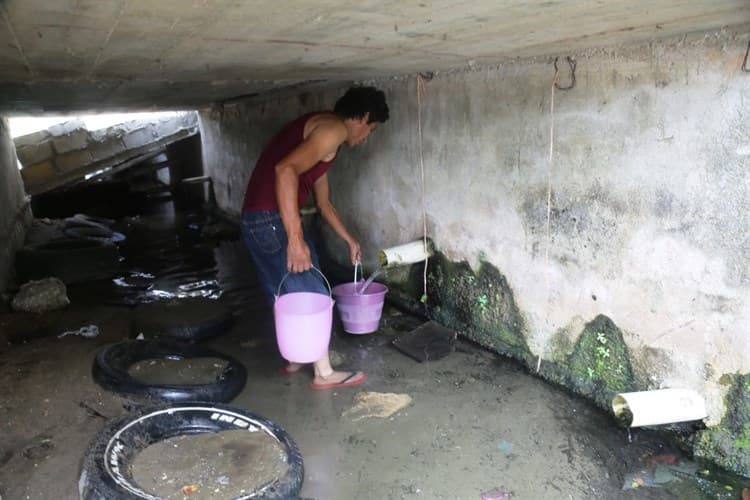 ¡Recrudece falta de agua! Familias de Coatzacoalcos se abastecen como pueden (+Vídeo)