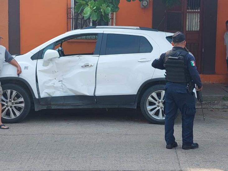 ¡Aparatoso choque!, maestro del Tec de Mina impacta a motociclista y auto estacionado