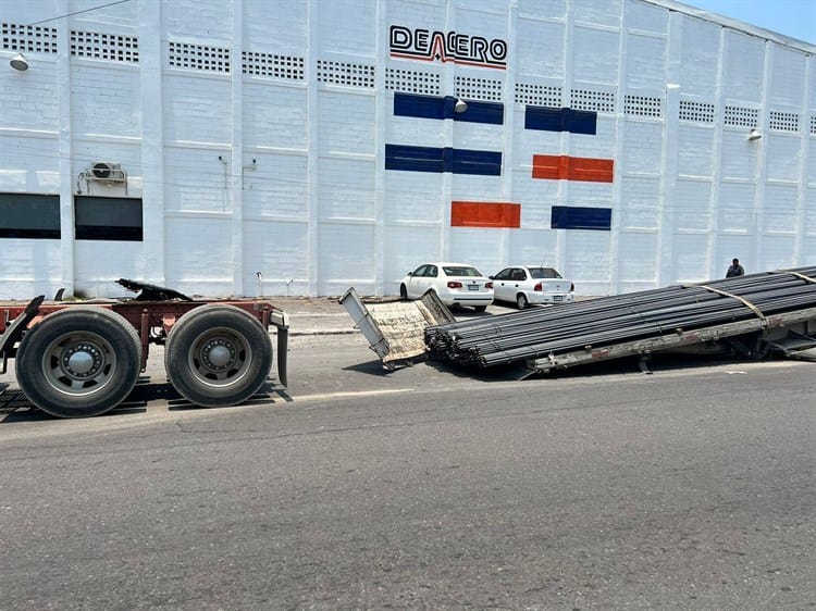 Remolque con varillas se zafa de tractocamión en carretera de Veracruz