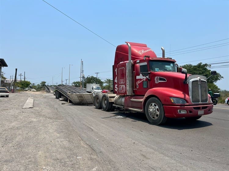 Remolque con varillas se zafa de tractocamión en carretera de Veracruz