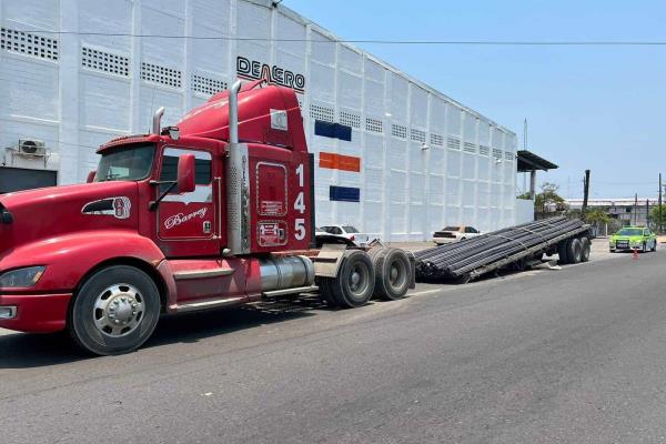 Remolque con varillas queda a la deriva en carretera de Veracruz