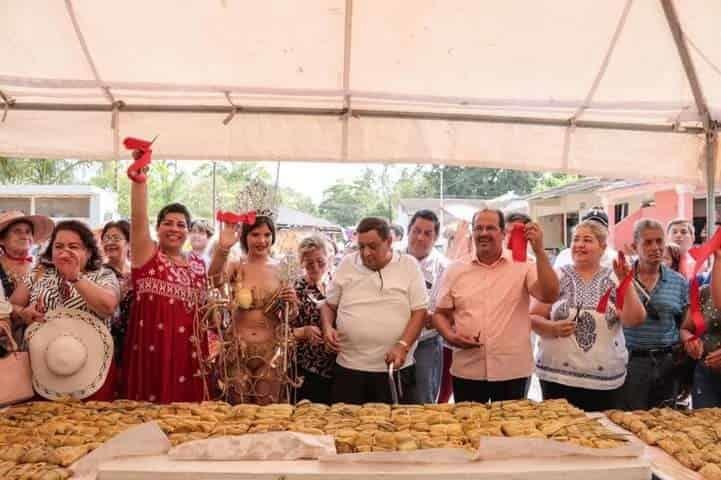 Inicia fiesta patronal en La Antigua con el tamal de elote más grande 