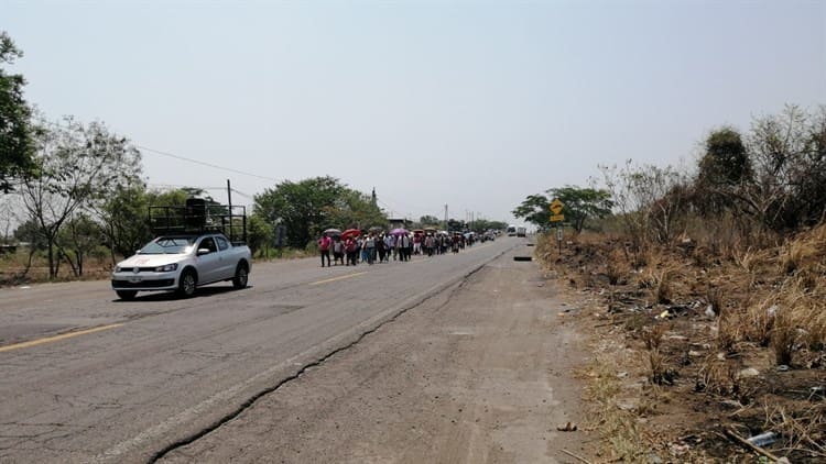 Protestan en Paso de Ovejas por falta de agua y granja de pollos insalubre